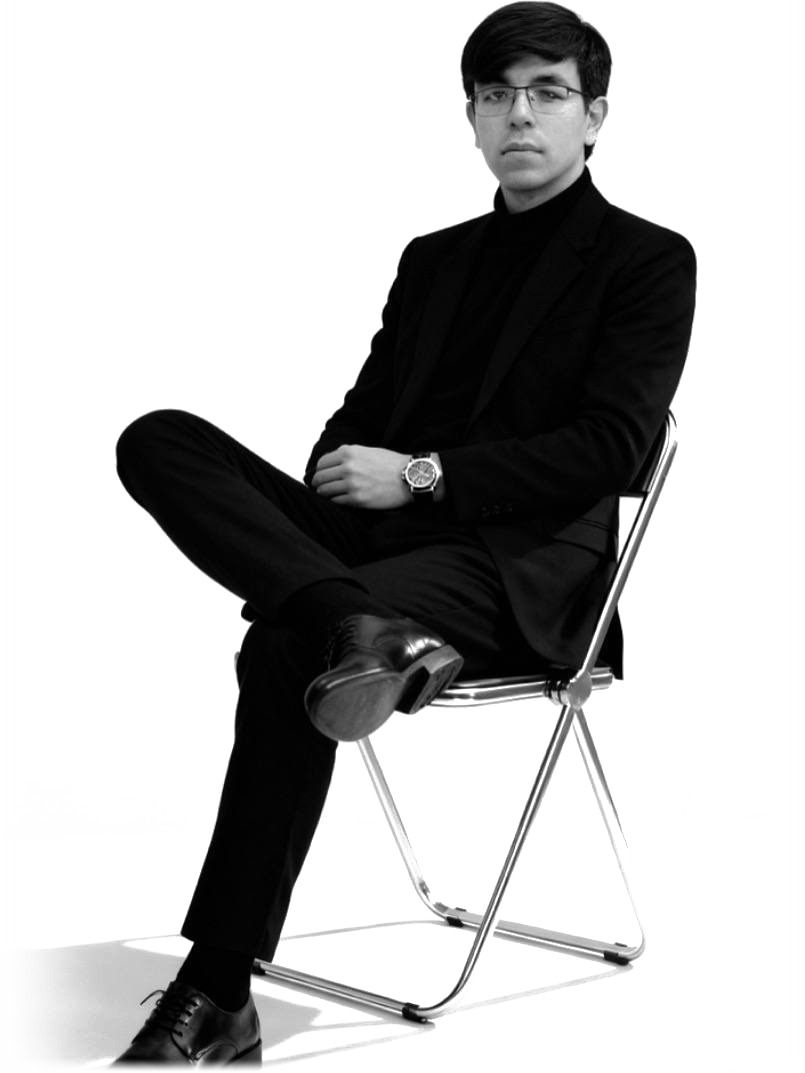 Avazbek Meliqoziyev — qora kostyumdagi portret